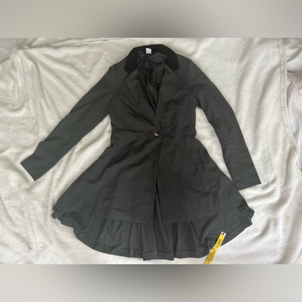 VENUS Gray & Black High/Low Tailored Blazer New without Tags size 4 (never worn)